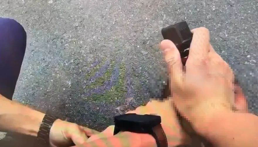 影/路人勸架被打！台南行車糾紛　酒駕騎士遭警壓制送辦