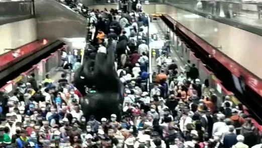 影/25萬人上凱道靠遊覽車載？網友PO影片：台大醫院站人潮恐怖