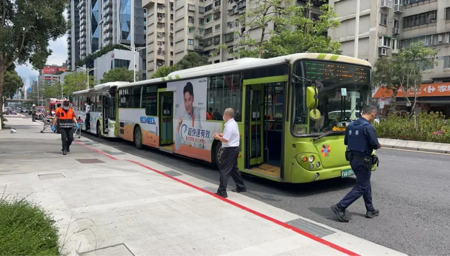 北市「262路公車」嚴重車禍！2輛「同事」追撞釀9傷