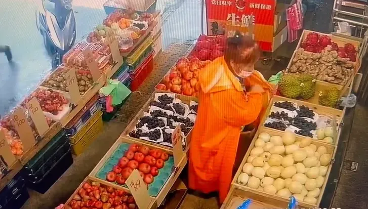 刺不破的厚臉皮！三峽大嬸用「雨衣掩護」劫走整顆榴槤