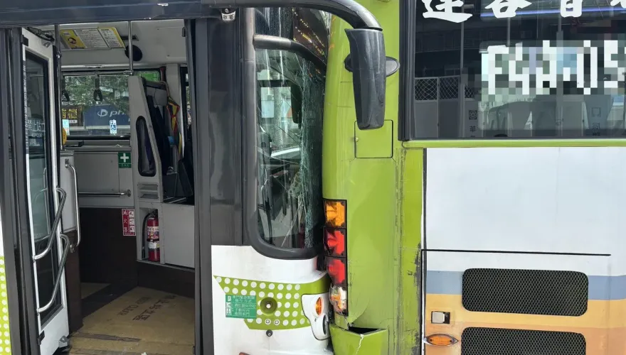 影/北市2輛「同事車」追撞釀9傷！　擋風玻璃碎成蜘蛛網