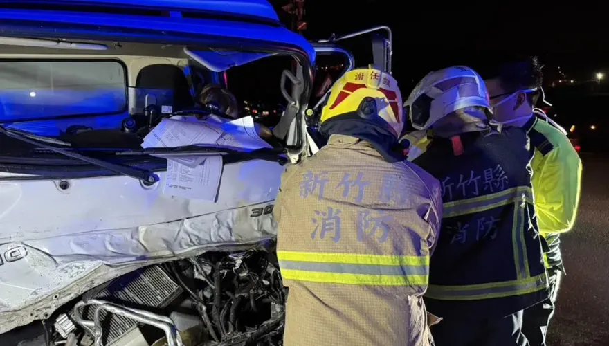 救不回來！西濱「貨車追撞皮卡」釀2重傷　肇事駕駛不治