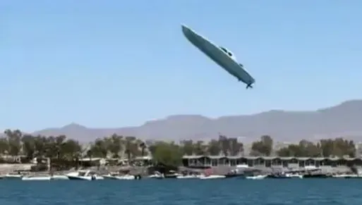 影/驚悚意外！美快艇比賽中失控　飛到空中翻轉數圈重摔入水