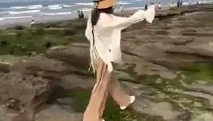 無視勸阻！女遊客踐踏老梅綠石槽拍照　目擊者怒：很故意