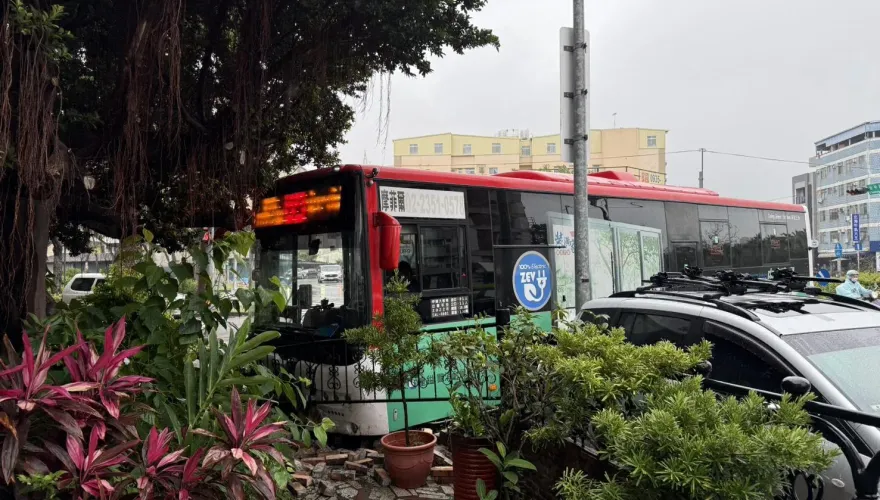 影/台中電動公車「失控撞毀圍牆」車頭凹！　車上乘客嚇壞