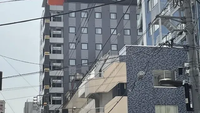 影/外籍女入住東京飯店突聞異味　一探床底「竟與詭男對到眼」嚇瘋