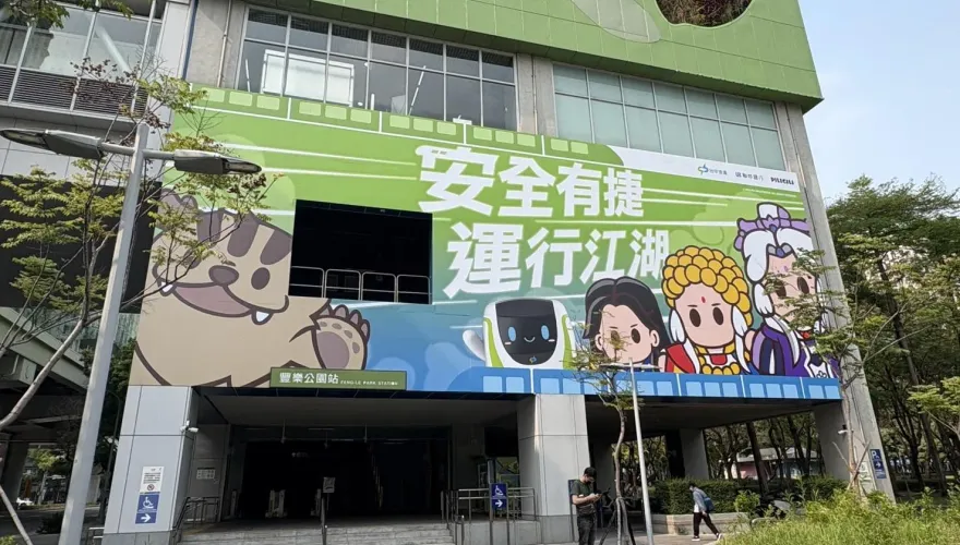 霹靂英雄素還真現身中捷！豐樂公園站民眾搶拍打卡