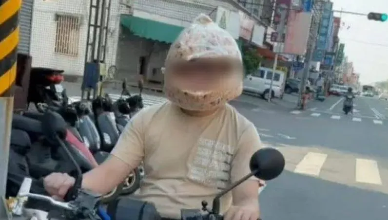 大熱天！台南搞怪男戴「沙琪瑪」安全帽去買手搖　警罰500