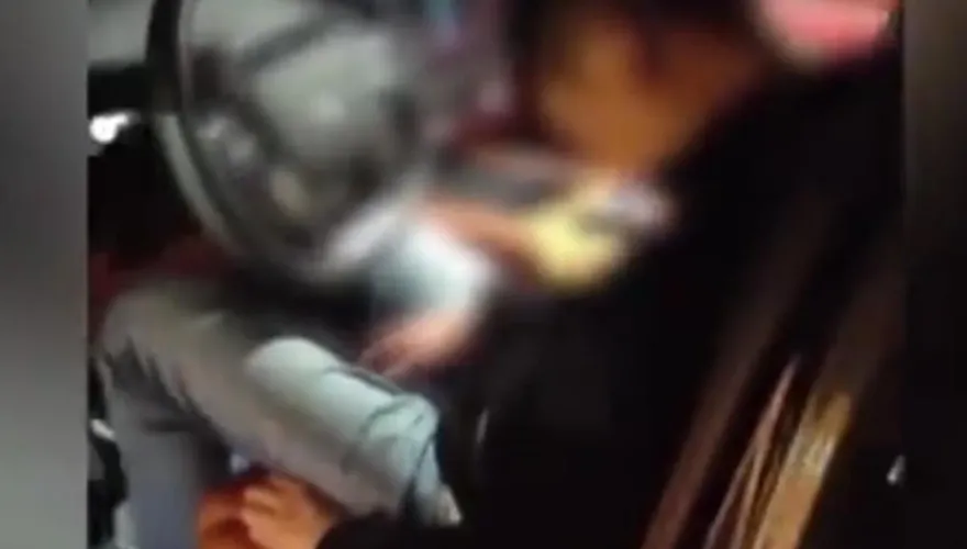 不要命！陸男酒後「開自動駕駛」飆上高速公路　呼呼大睡被抓包