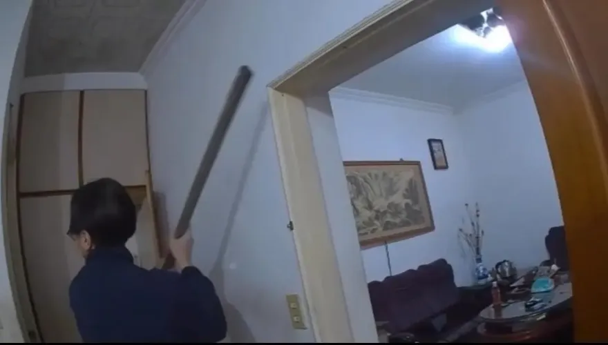 影/9條通男砸爛小黃躲廁所　警強勢破門逮人