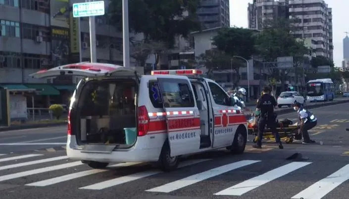 影/清晨闖紅燈釀死亡車禍！高雄騎士撞轎車魂斷路口