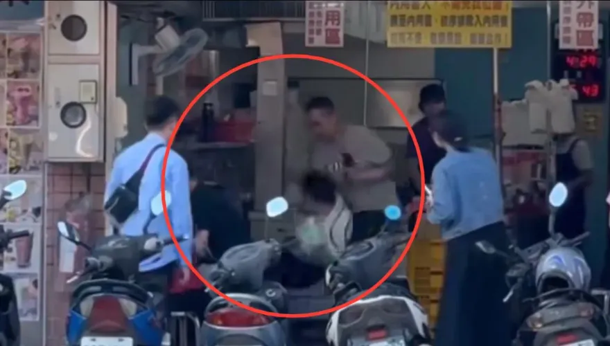 影/三重知名鴨肉羹爆肢體衝突　賓士男違停撂倒檢舉男