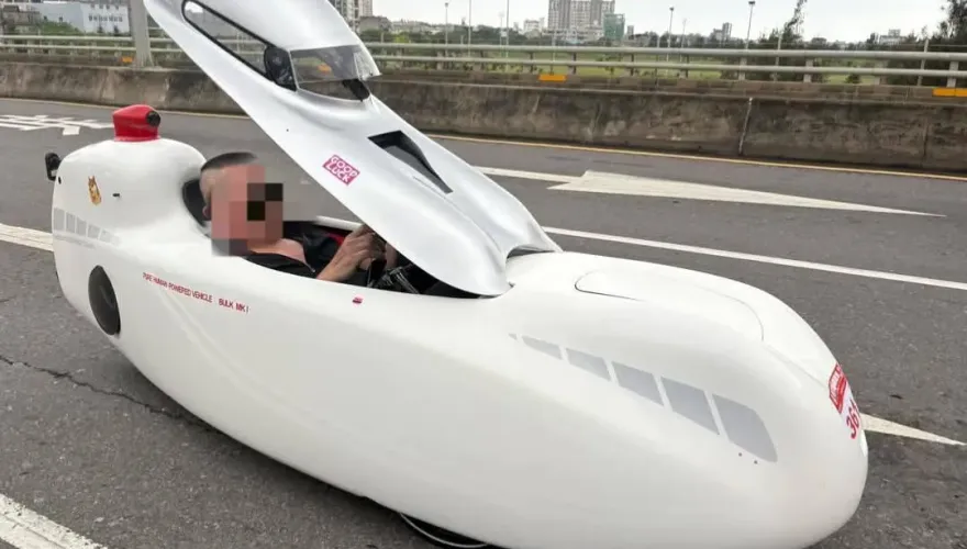 特殊造型引熱議！西濱驚見太空艙腳踏車　竹警：禁上路