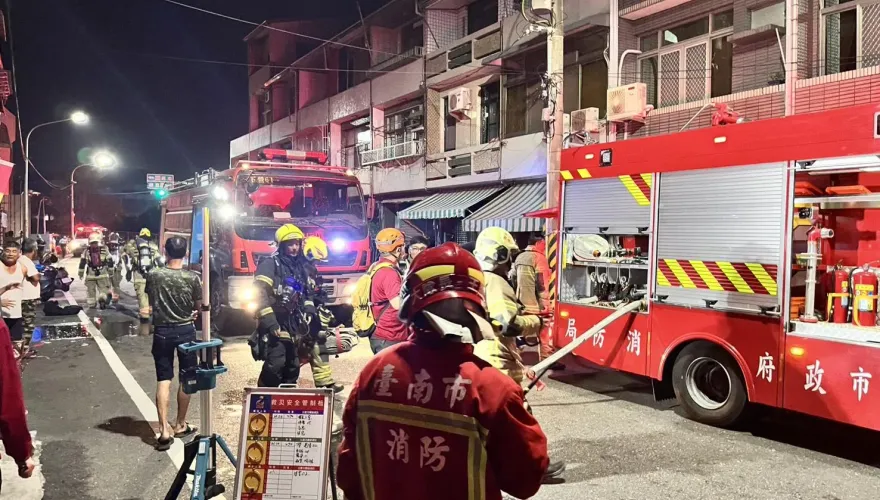 影/台南高中生家中做「硝糖火箭」整支燒起來！一家四口急逃