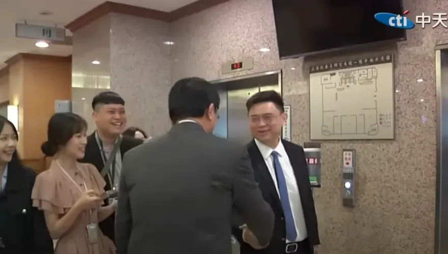 直擊／謝龍介被陳亭妃當空氣　賴瑞隆送暖握手虧：被你挺的都危險