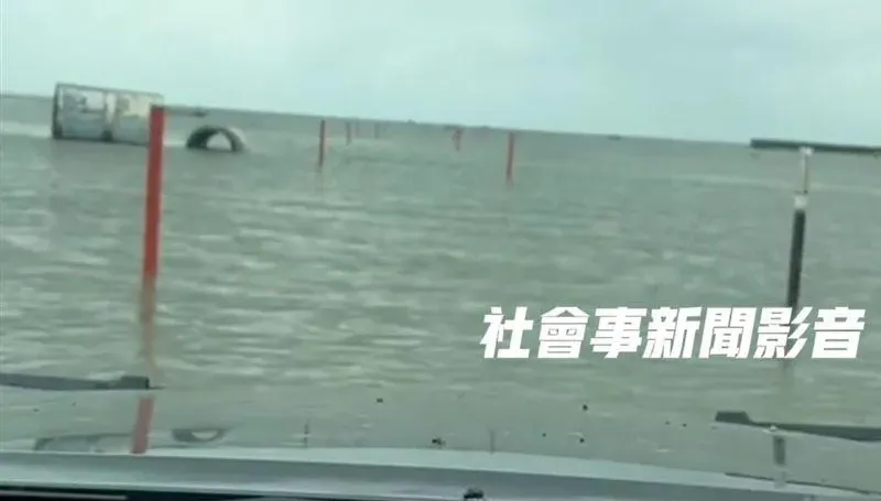 影/貪玩闖福寶濕地漲潮區！皮卡車險遭淹沒　乘客：快退後