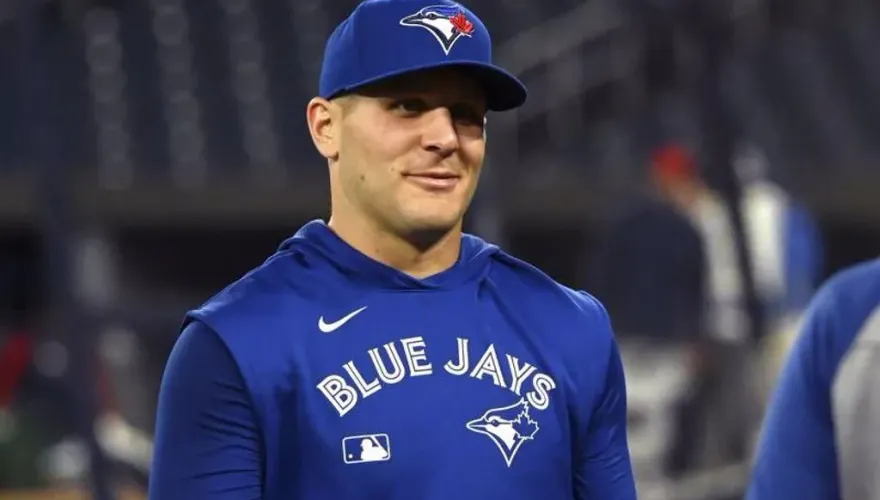 MLB/年度十大好球！藍鳥外野手400呎牆邊「超扯背後接殺」