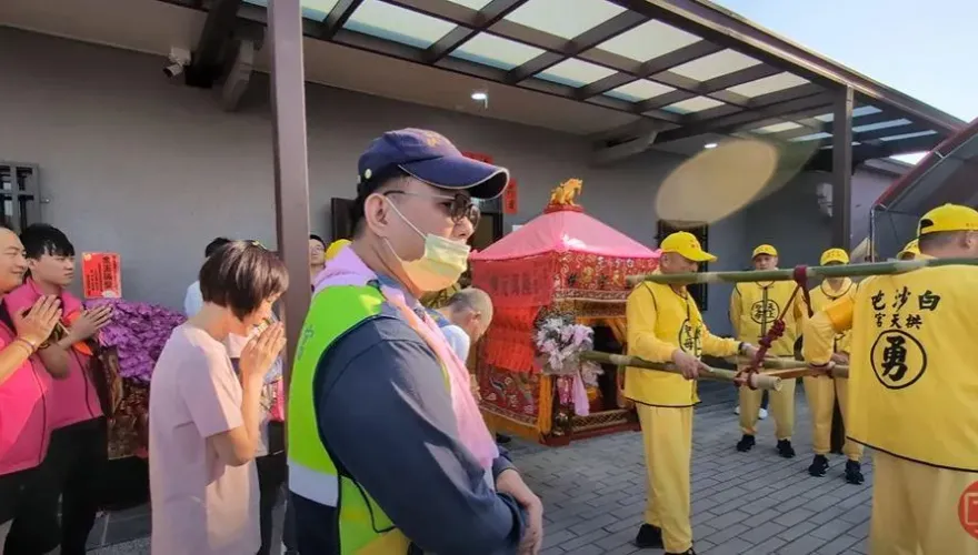 粉紅超跑停駕民宅　女信徒淚謝白沙屯媽祖救命神蹟