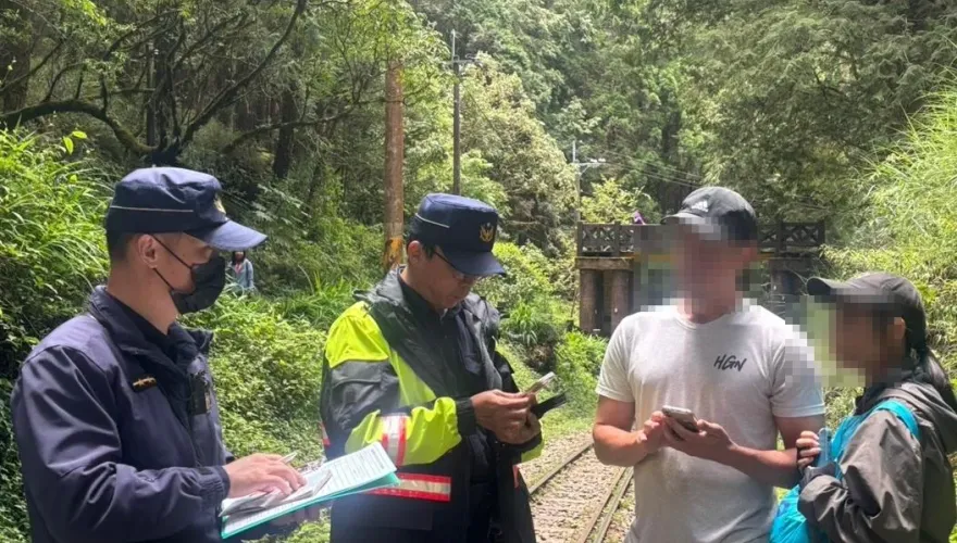 阿里山林鐵軌道又遭闖！2美籍遊客當場遭逮　最重罰5萬