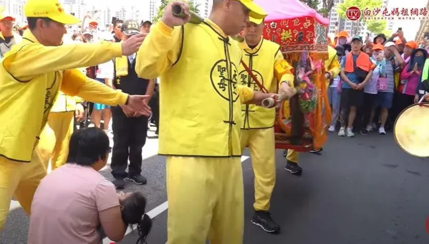 粉紅超跑停轎賜福病童　母親叩謝：1歲多就受媽祖庇佑