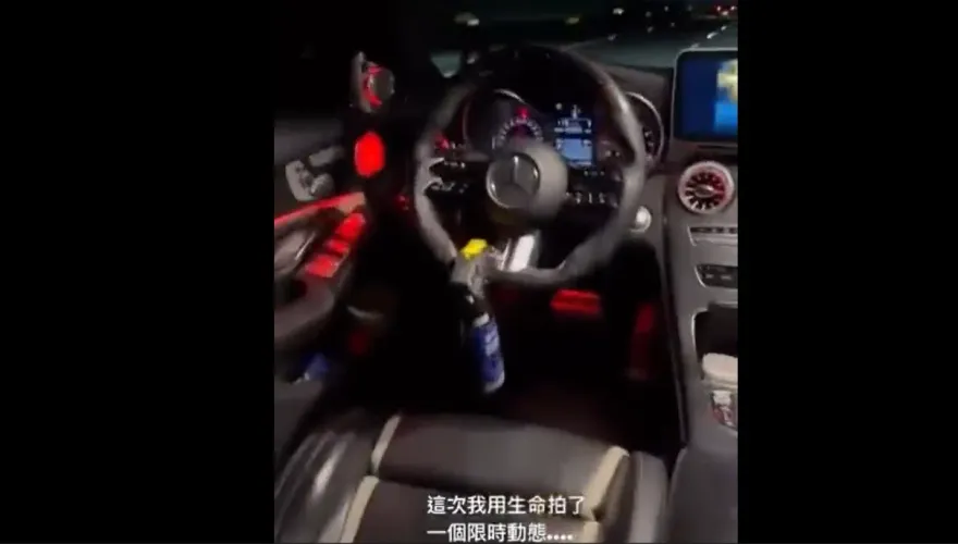 影/賓士駕駛座「空無一人」！　車主竟坐後座「用生命拍限動」