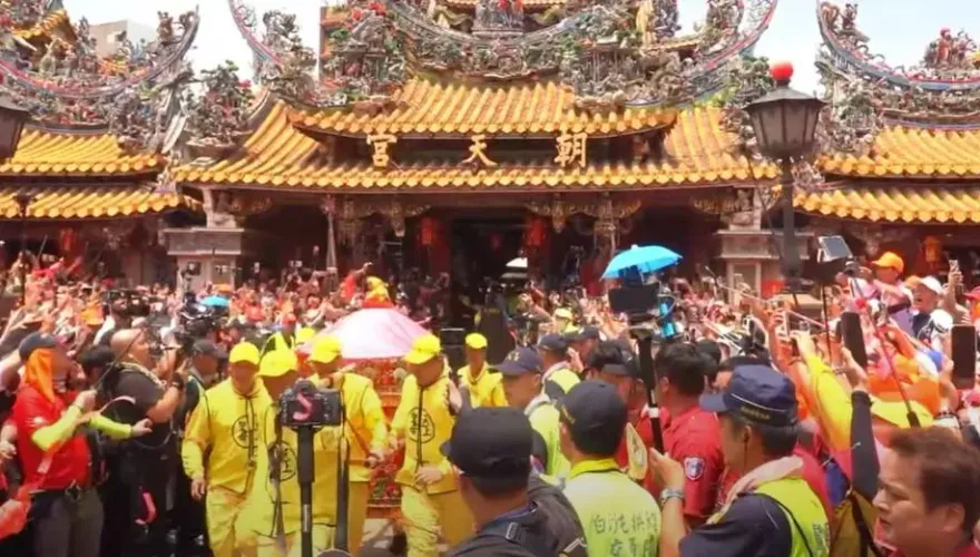 進喔！33萬香燈腳擠爆北港　白沙屯媽祖抵朝天宮「三進三退」安座