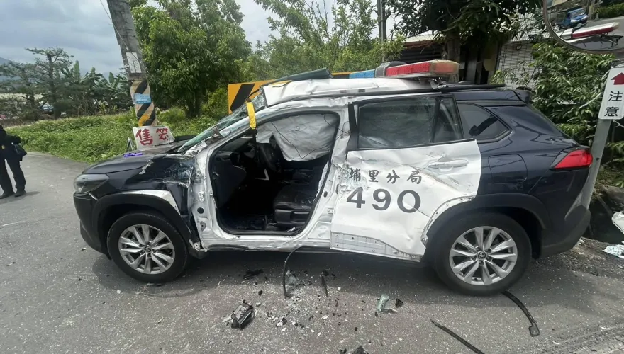 影/砂石拼裝車攔腰撞警車　南投2警受困送醫幸無大礙