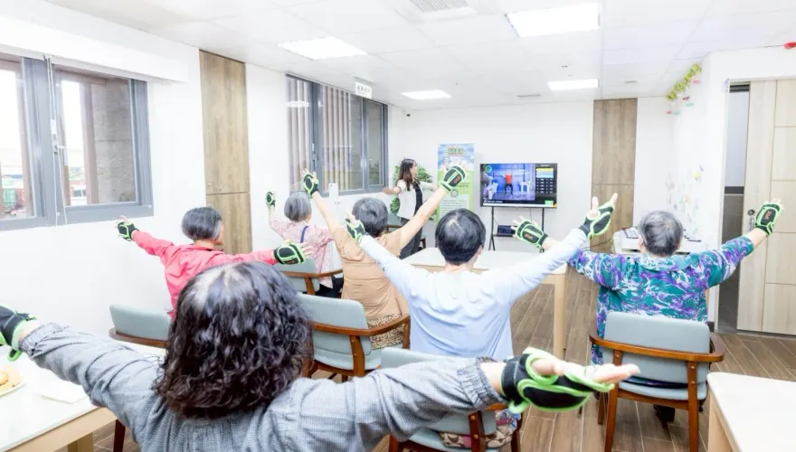 桃園共生宅全國首創「AI長照」！推出「機器人小秘書」新科技