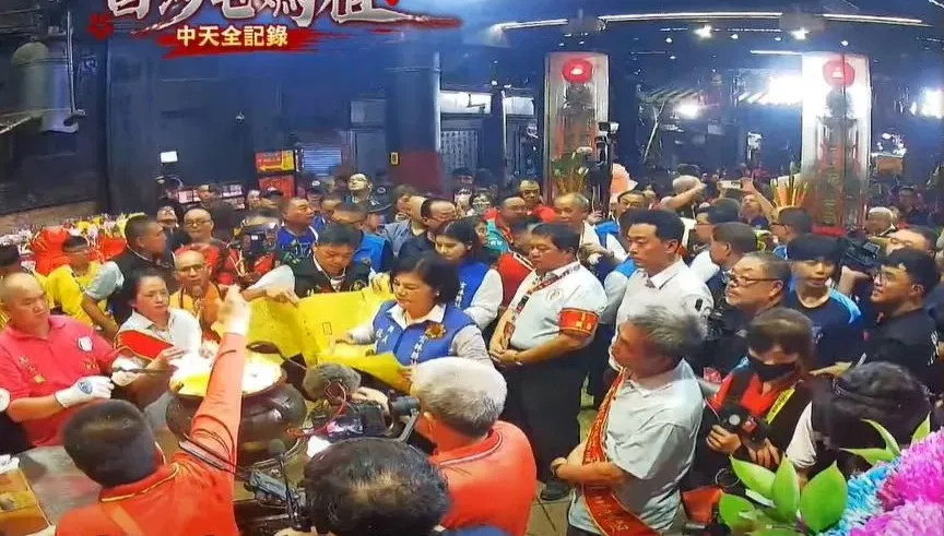 進火儀式展開！33萬信眾相隨白沙屯媽祖　象徵萬年香火永傳