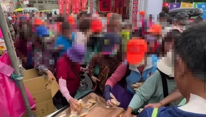 發白沙屯媽結緣麵包　阿嬤阿公「一把抓掃台」超扯畫面曝