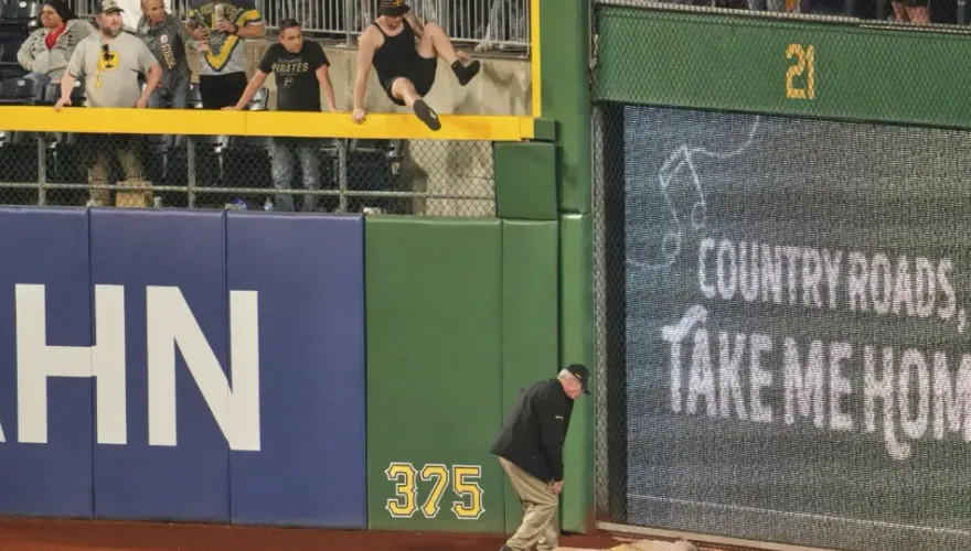 MLB/奇蹟！三層樓高看台墜落頭部著地　21歲球迷清醒了可說話