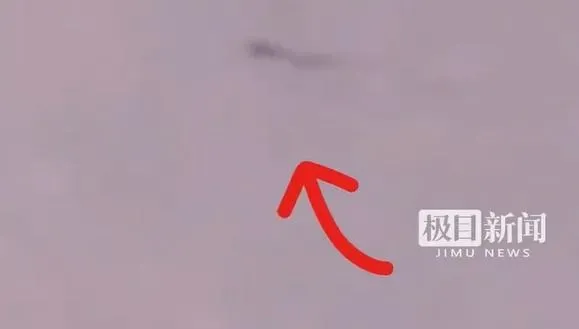 影/飛龍在天？西安雷雨夜現不明飛行物　目擊者：至少3條