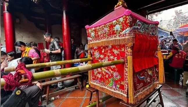白沙屯媽祖的超跑為何是粉紅色？　民俗專家解答：象徵媽祖慈悲心