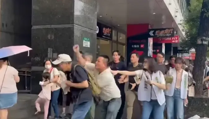 影/罷團毆打老人！納粹化暴力新店上演　網：台灣變流氓國家