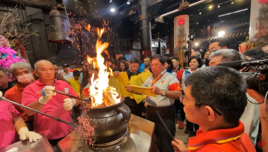 影/祈福文疏爆量！香燈腳齊誦「每人讀5張」　估花3小時
