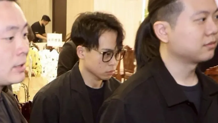 淚送天殘最後一程！賀瓏神情哀戚現身　追思片曝2人合照