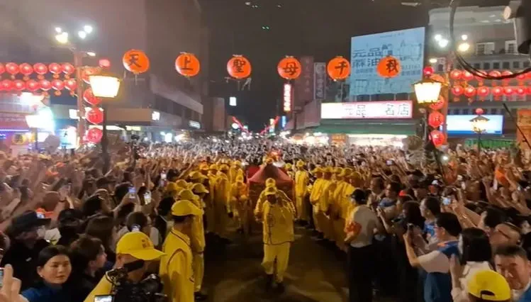結緣變劫緣！白沙屯媽進香亂象　女信徒祈福品遭撈袋嚇壞