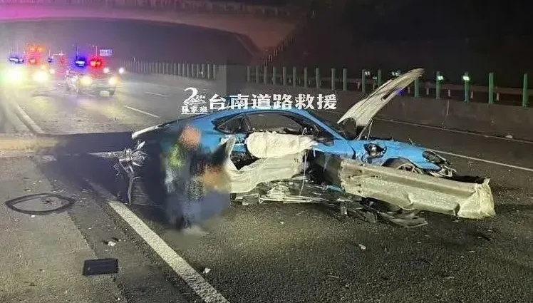 生前最後話語曝！台南「護欄插穿保時捷」駕駛破肚亡　今豎靈