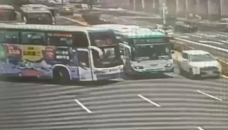 影/罕見畫面！北車前公車客運「3輛親在一起」