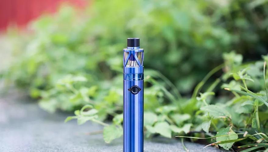 驚悚！泰男抽電子菸電池突爆炸　遭金屬碎片刺穿心肺慘死