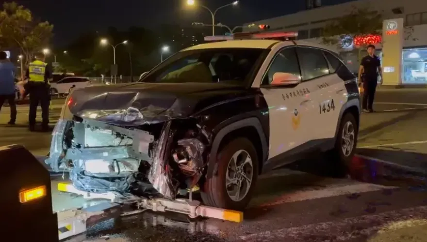台南警車出勤途中爆車禍！與小黃相撞6人送醫