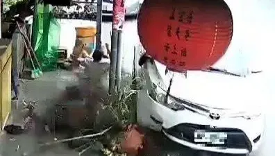 影/衰！屏東男自家門口騎樓納涼　遭酒駕男直衝撞飛
