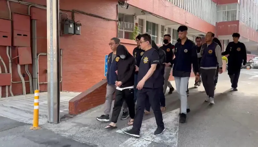 影/高雄警逮10人販毒集團！　現場查獲大量喪屍菸彈