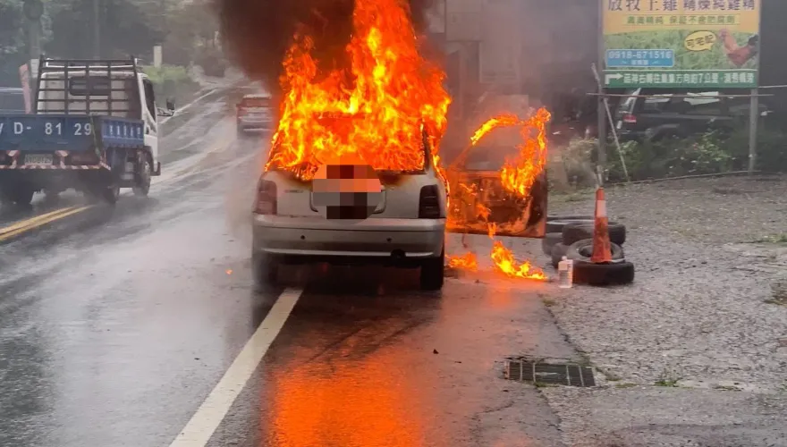 南投鹿谷驚見火燒車！「整輛狂燃」焰球畫面直擊