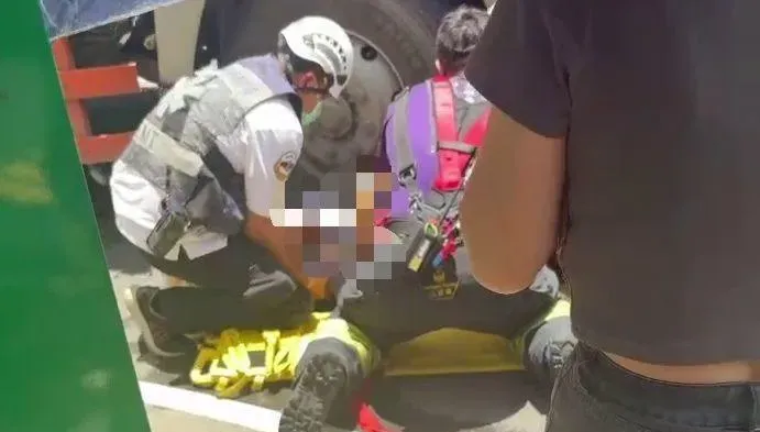 影/驚險救援！高雄灑水車輾77歲單車翁「雙腳卡車下」