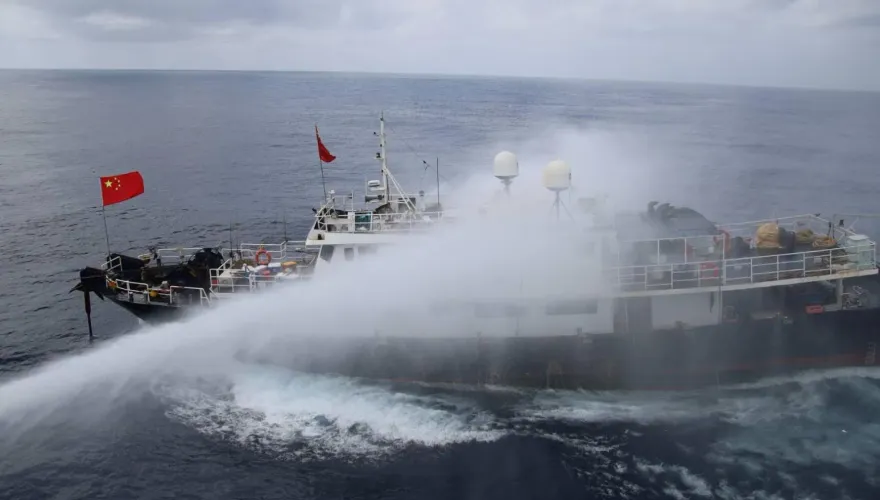 影/罕見海巡艦發射水砲　強勢驅離東沙越界大陸漁船