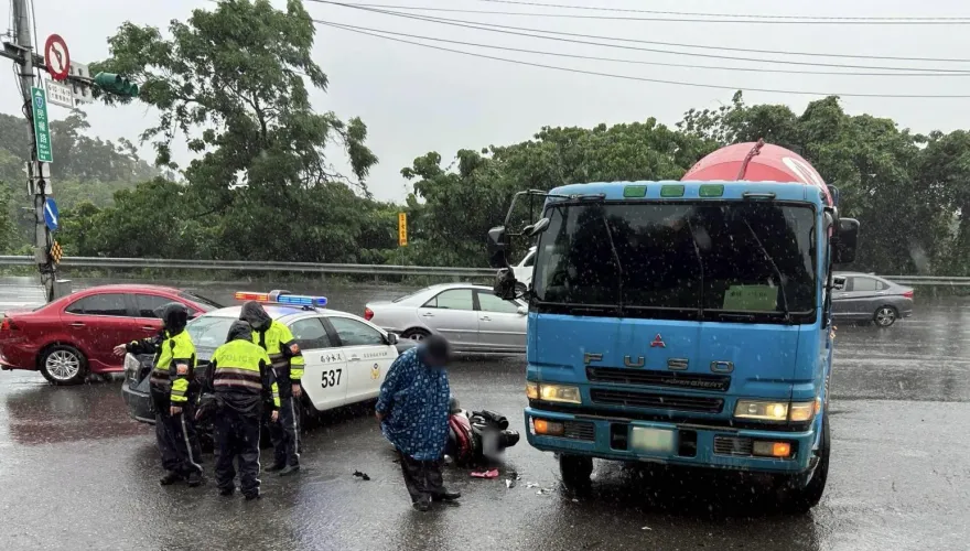 淡水機車對撞水泥車　騎士全身多處擦傷送醫