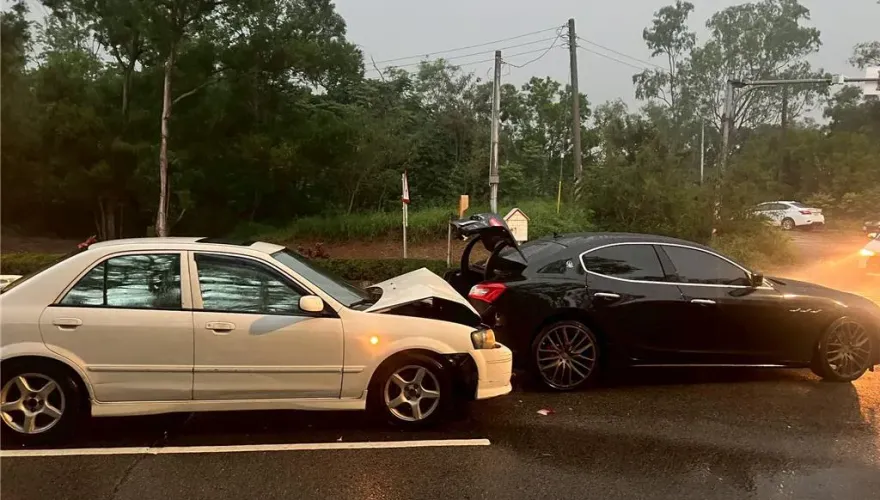 影/真目屎哪滴！金門白車追撞瑪莎拉蒂　維修數十萬元起