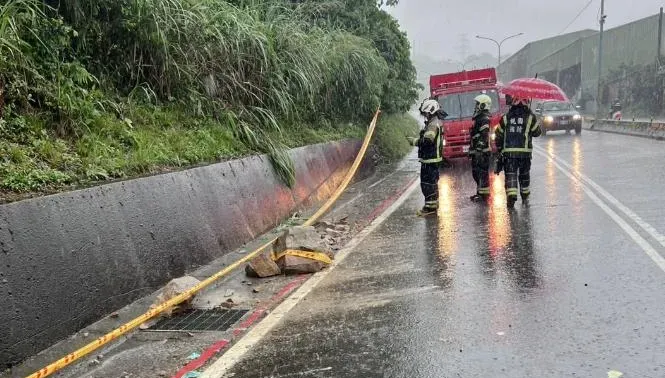 豪雨釀土石滑落！桃園龜山大石滾下來　騎士閃避自摔