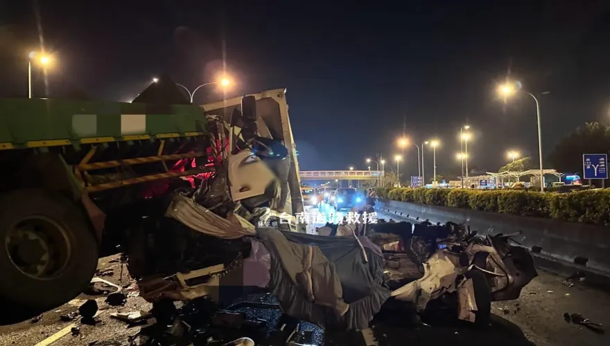影/車碎成鐵片堆！國1仁德段5大小車追撞「有人身亡」